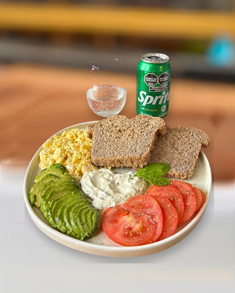 Avocado toast + gaseosa