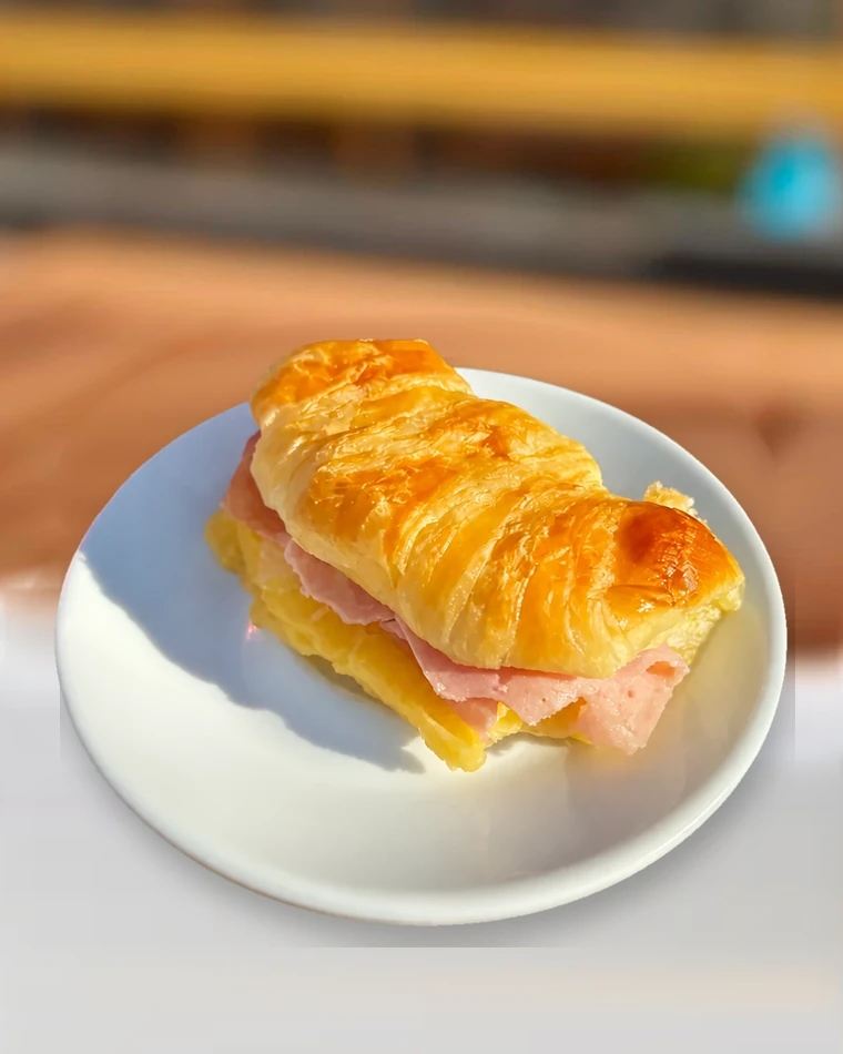 Medialuna de jamón y queso