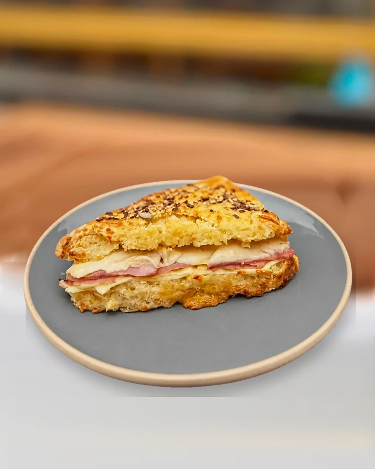 Scon de queso relleno